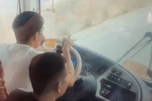 Tài xế xe giường nằm vừa lái xe vừa ăn mì tôm