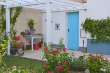 Ngôi nhà tràn ngập sắc hoa hồng tuyệt đẹp của mẹ Việt ở Đức