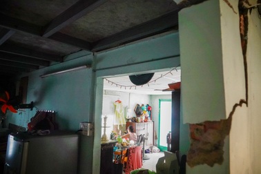 Cụ bà 83 tuổi ở TPHCM đêm không dám ngủ vì sợ... nhà sập