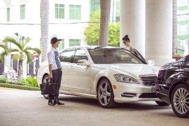 Siêu mẫu Thu Hằng lái xe tiền tỷ “hẹn hò” Đỗ Mạnh Cường