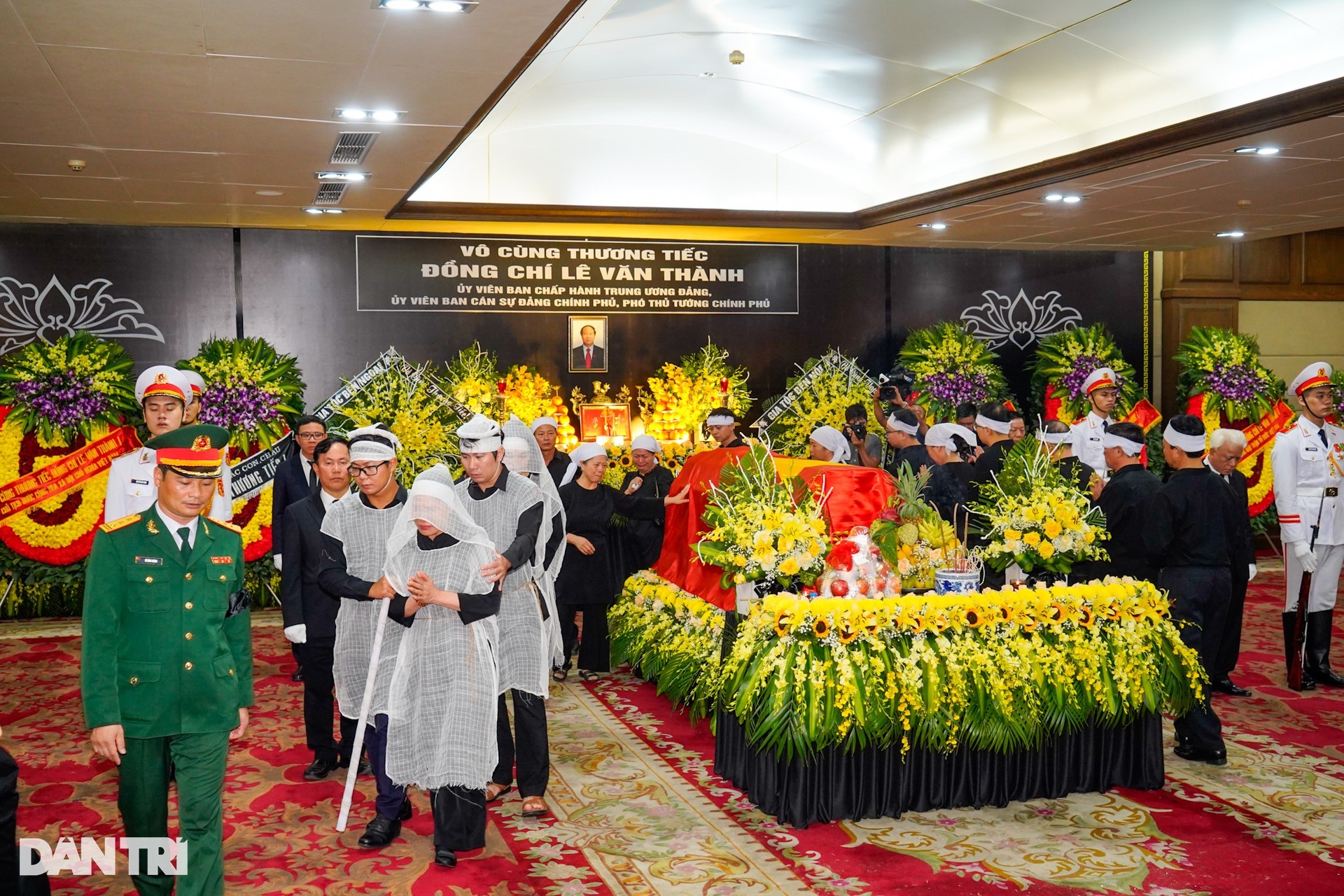 Linh xa đưa Phó Thủ tướng Lê Văn Thành về nơi an nghỉ cuối cùng - 4 Linh xa đưa Phó Thủ tướng Lê Văn Thành về nơi an nghỉ cuối cùng - 4