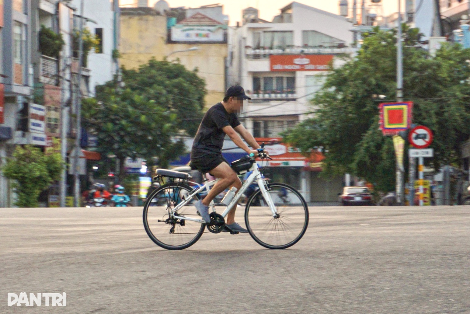 Hàng đoàn người trẻ chạy bộ dàn hàng dưới lòng đường ở TPHCM - 4 Hàng đoàn người trẻ chạy bộ dàn hàng dưới lòng đường ở TPHCM - 4