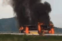 Xe khách bốc cháy dữ dội trên cao tốc Quốc lộ 45 - Nghi Sơn