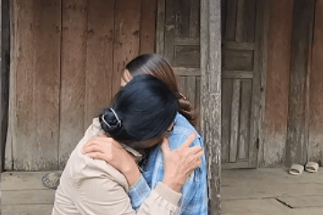 মা তার সন্তানকে বিক্রি করে দিলেন কারণ তিনি খুব দরিদ্র ছিলেন, ২৩ বছর পর আবার দেখা হলে তিনি কেঁদেছিলেন - ১ Bán con vì quá khổ, mẹ khóc nghẹn ngày gặp lại sau 23 năm - 1