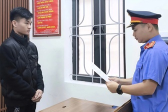 Nam thanh niên bị khởi tố sau khi chở cô gái 16 tuổi lao vào ô tô