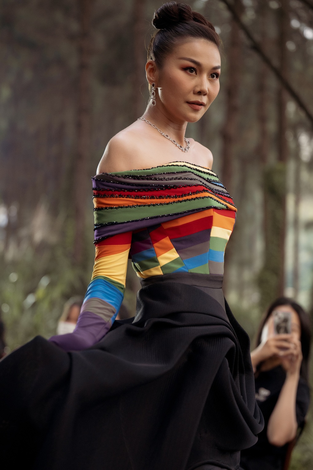 Thanh Hằng xứng danh chị đại với phong thái đỉnh cao khi catwalk trong rừng - 5 Thanh Hằng xứng danh chị đại với phong thái đỉnh cao khi catwalk trong rừng - 5