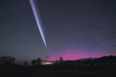 Vệt trắng bí ẩn "xé toạc" bầu trời đêm