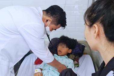 16 học sinh ngộ độc đều ăn sushi trước trường, Sở Y tế TPHCM ra khuyến cáo