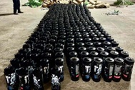 Đang bốc dỡ 344 bình khí cười, 2 đối tượng bị công an bắt quả tang