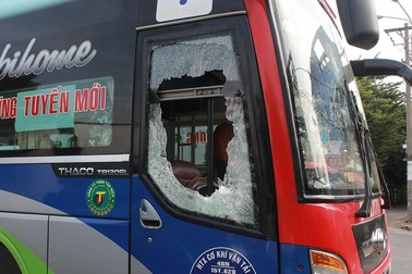 Hơn chục thanh niên chặn đường, đánh phụ xe và đập phá xe khách