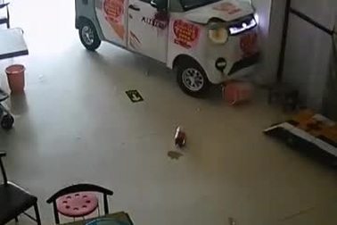 Bé gái 11 tuổi phản xạ cực nhanh, cứu em gái khỏi chiếc xe mất lái