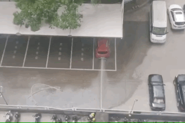 Kỳ lạ xe chạy điện phát nổ khi đang được phun nước chữa cháy