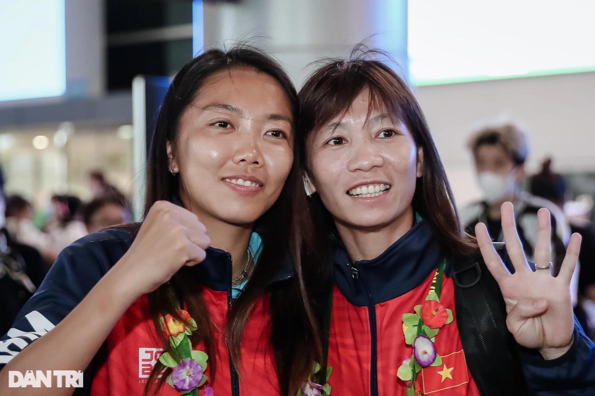 Tuyển nữ Việt Nam rạng rỡ trong ngày về nước  - 7
