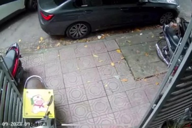 Làm xước xe rồi bỏ đi, cộng đồng càng phê phán hành động sau đó của tài xế