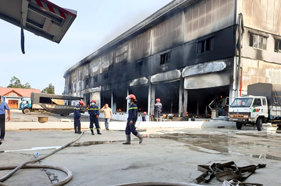 Công ty sản xuất nệm mút tại Bình Dương chìm trong “biển lửa” - 6 Công ty sản xuất nệm mút tại Bình Dương chìm trong “biển lửa” - 6