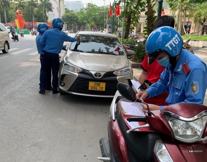 Lực lượng Thanh tra GTVT Hà Nội kiểm tra, xử lý đối với phương tiện hoạt động kinh doanh vận tải hành khách bằng xe ô tô