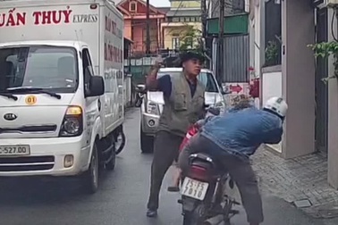 Camera ghi cảnh tài xế ô tô rút gậy tấn công người đi xe máy