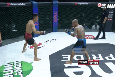 Pha bay người tung cước tuyệt đẹp, hạ knock-out đối thủ