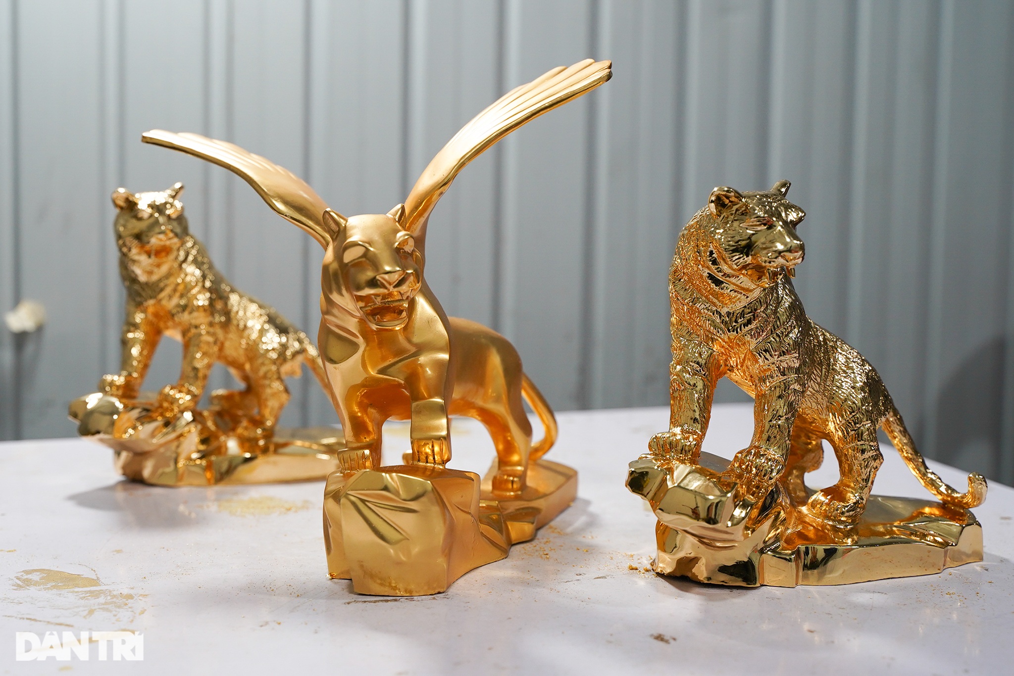 Cận cảnh quy trình dát vàng 24k linh vật hổ Tết Nhâm Dần 2022 - 8 Cận cảnh quy trình dát vàng 24k linh vật hổ Tết Nhâm Dần 2022 - 8