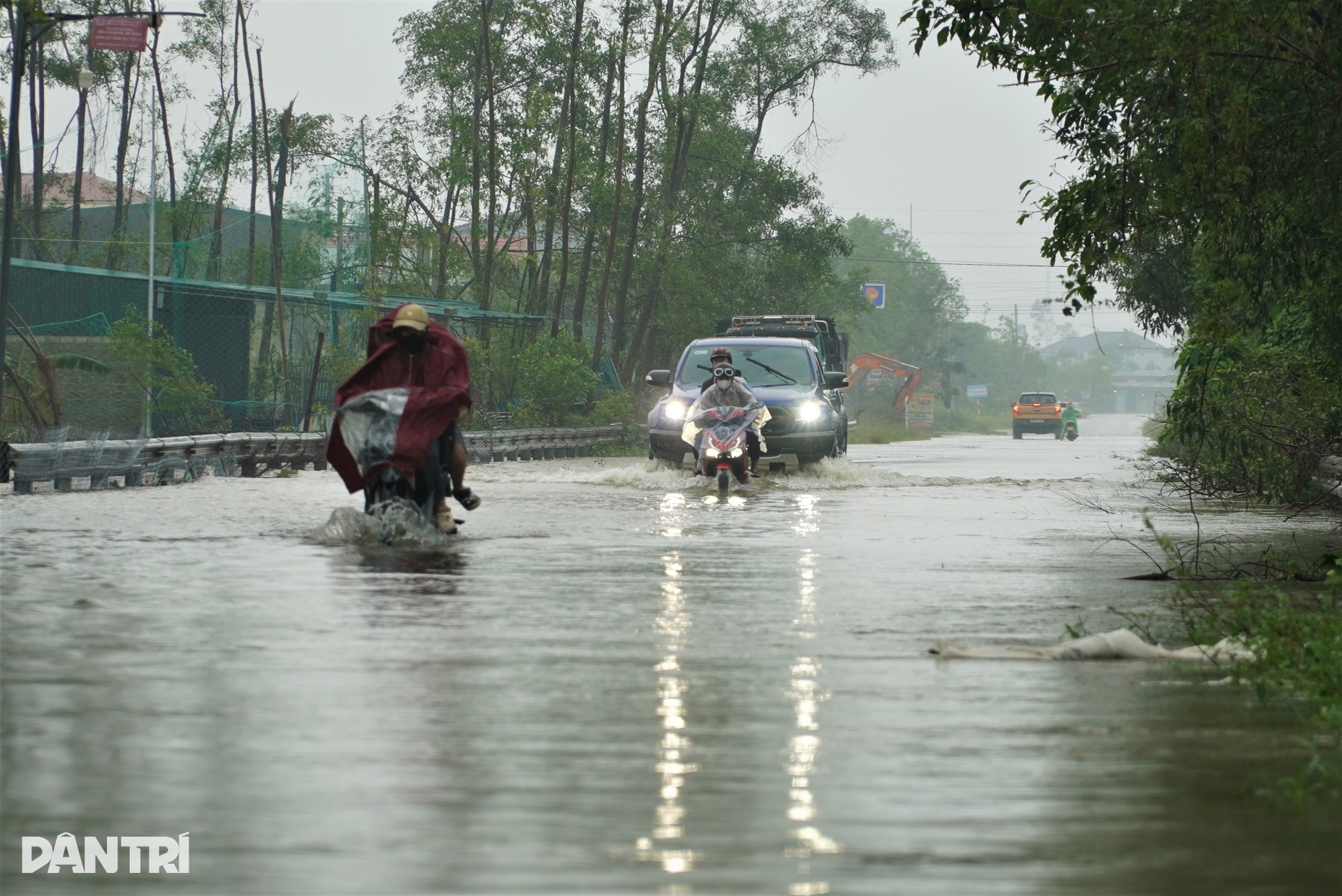 Nhiều tuyến đường ở Hà Tĩnh ngập nước lũ, tài xế ô tô chật vật xoay xở  - 6