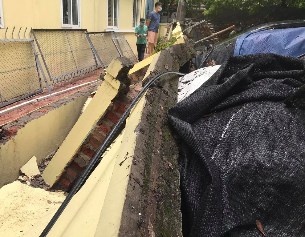 Hà Nội: 50 m tường rào bất ngờ đổ sập, đè bẹp 12 ô tô - 7 Hà Nội: 50 m tường rào bất ngờ đổ sập, đè bẹp 12 ô tô - 7