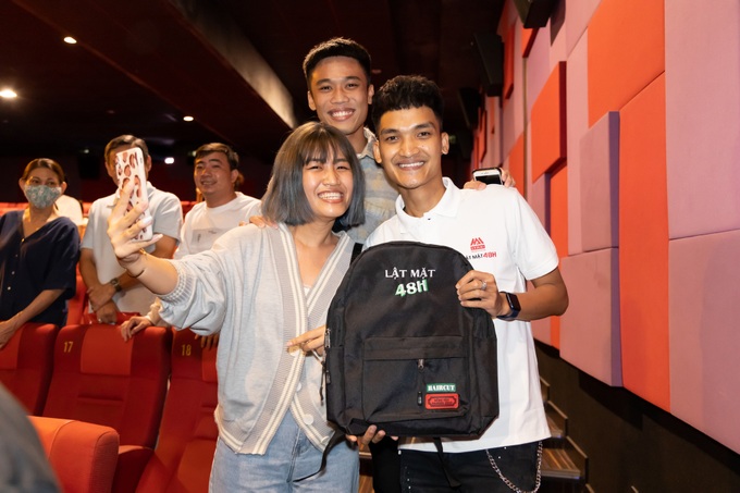 Dàn diễn viên Lật Mặt: 48H được khán giả vây kín khi thực hiện hiện cinetour - Ảnh 3. Dàn diễn viên Lật Mặt: 48H được khán giả vây kín khi thực hiện hiện cinetour - Ảnh 3.