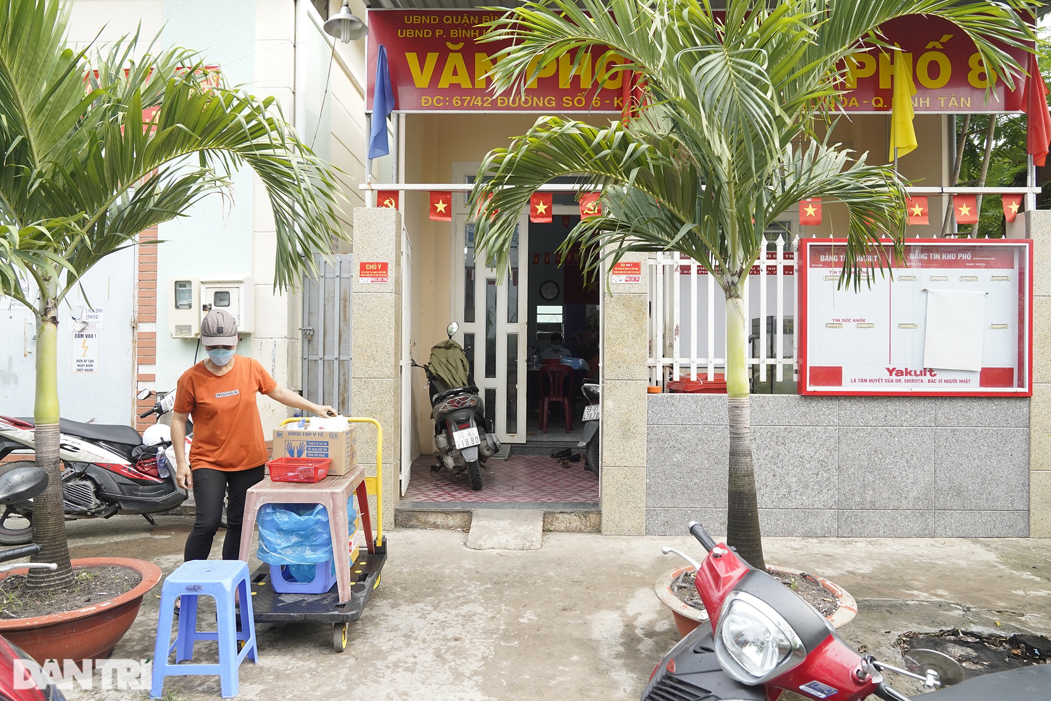 Đẩy xe kéo tới từng nhà, lấy mẫu xét nghiệm lưu động trên đường phố Sài Gòn - 1 Đẩy xe kéo tới từng nhà, lấy mẫu xét nghiệm lưu động trên đường phố Sài Gòn - 1