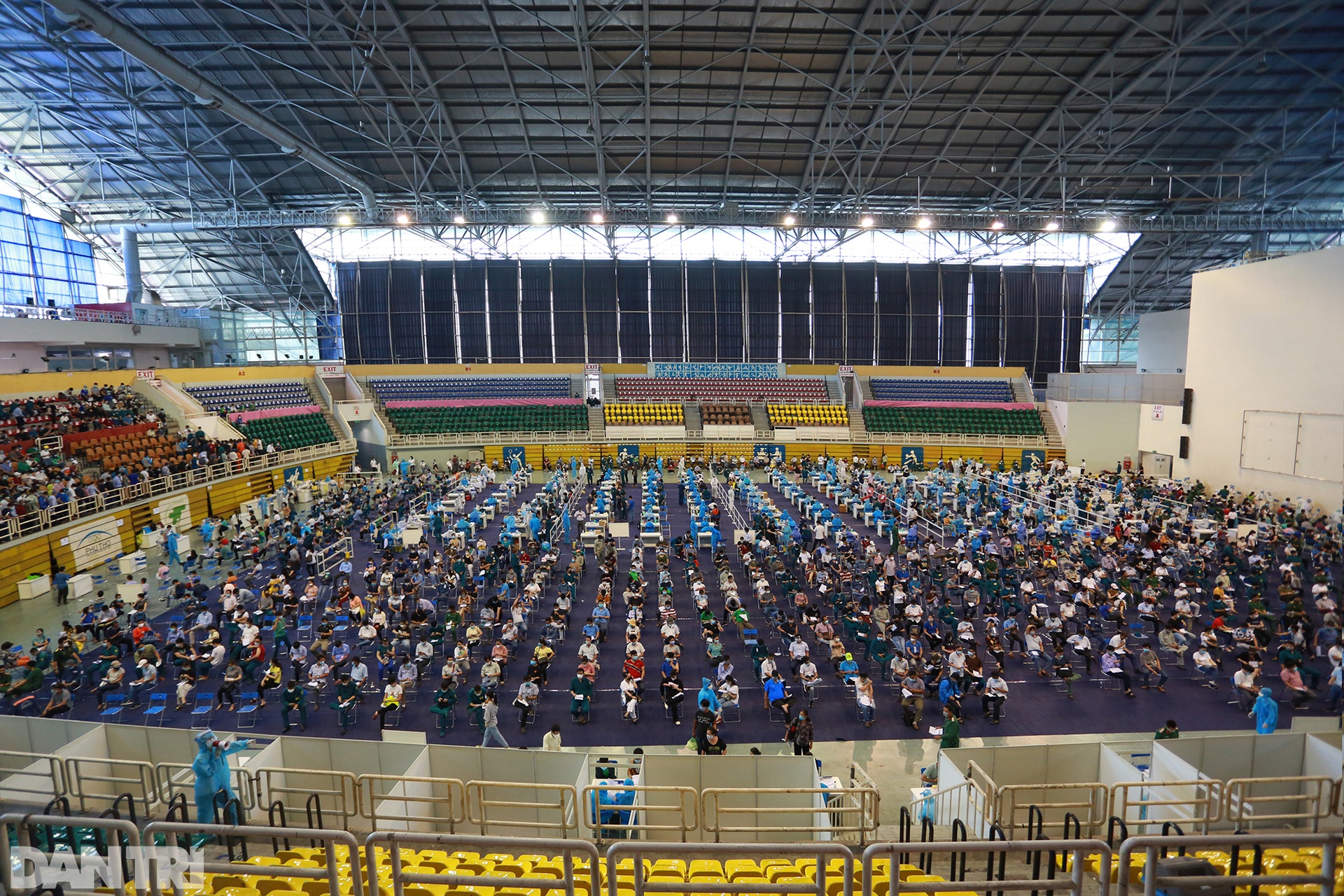 TPHCM tăng tốc tiêm vắc xin ngừa Covid-19, dân xếp hàng dài chờ tới lượt - 3