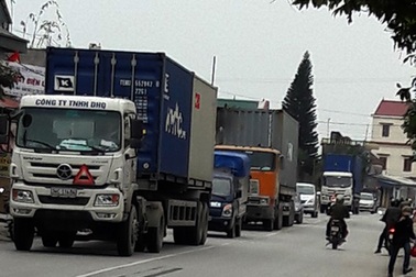 Vụ đường “oằn mình cõng xe container”: Nhiều xe vẫn “phớt” lệnh cấm