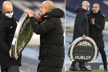 Bất lực, HLV Pep Guardiola chắp tay cầu xin... trọng tài