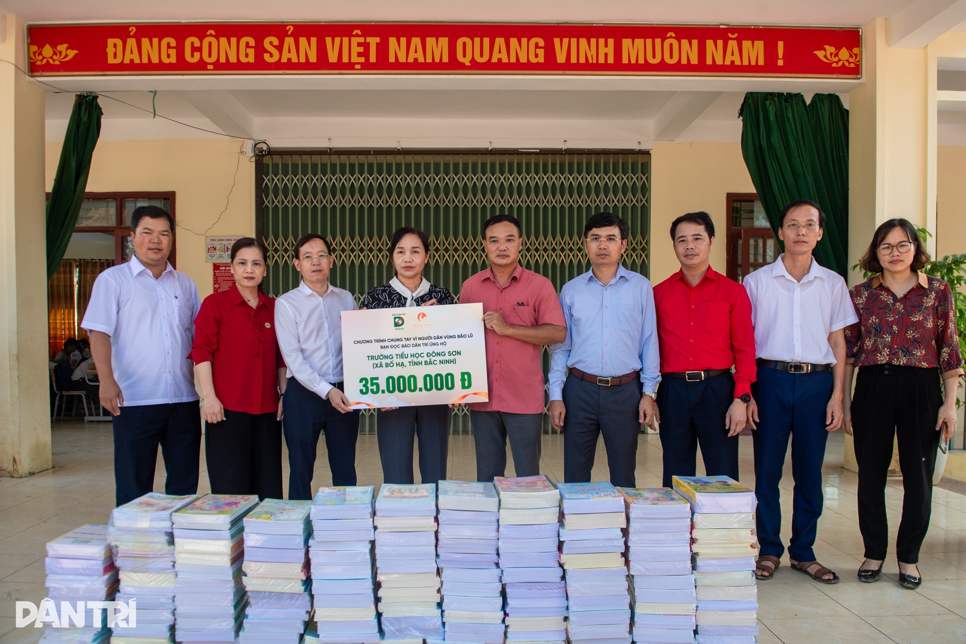 Báo Dân trí trao 200 triệu đồng hỗ trợ người dân vùng lũ tỉnh Bắc Ninh - 15