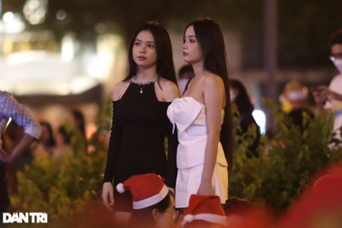 Nhiều bạn trẻ chờ cả đêm để xin vào nhà thờ Đức Bà mừng Chúa Giáng sinh