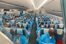 Chuyến bay chở 140 người Việt bị nhiễm Covid-19 đã về tới Hà Nội