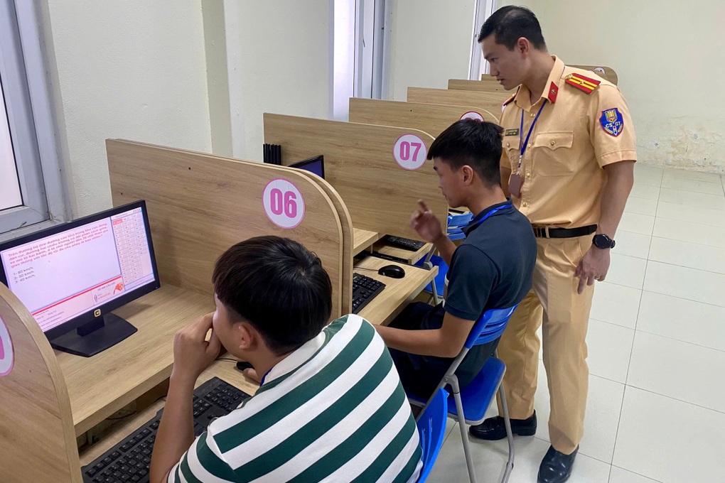 Ngày đầu tiên Công an Hà Nội tổ chức kỳ sát hạch cấp giấy phép lái xe - 3 Ngày đầu tiên Công an Hà Nội tổ chức kỳ sát hạch cấp giấy phép lái xe - 3