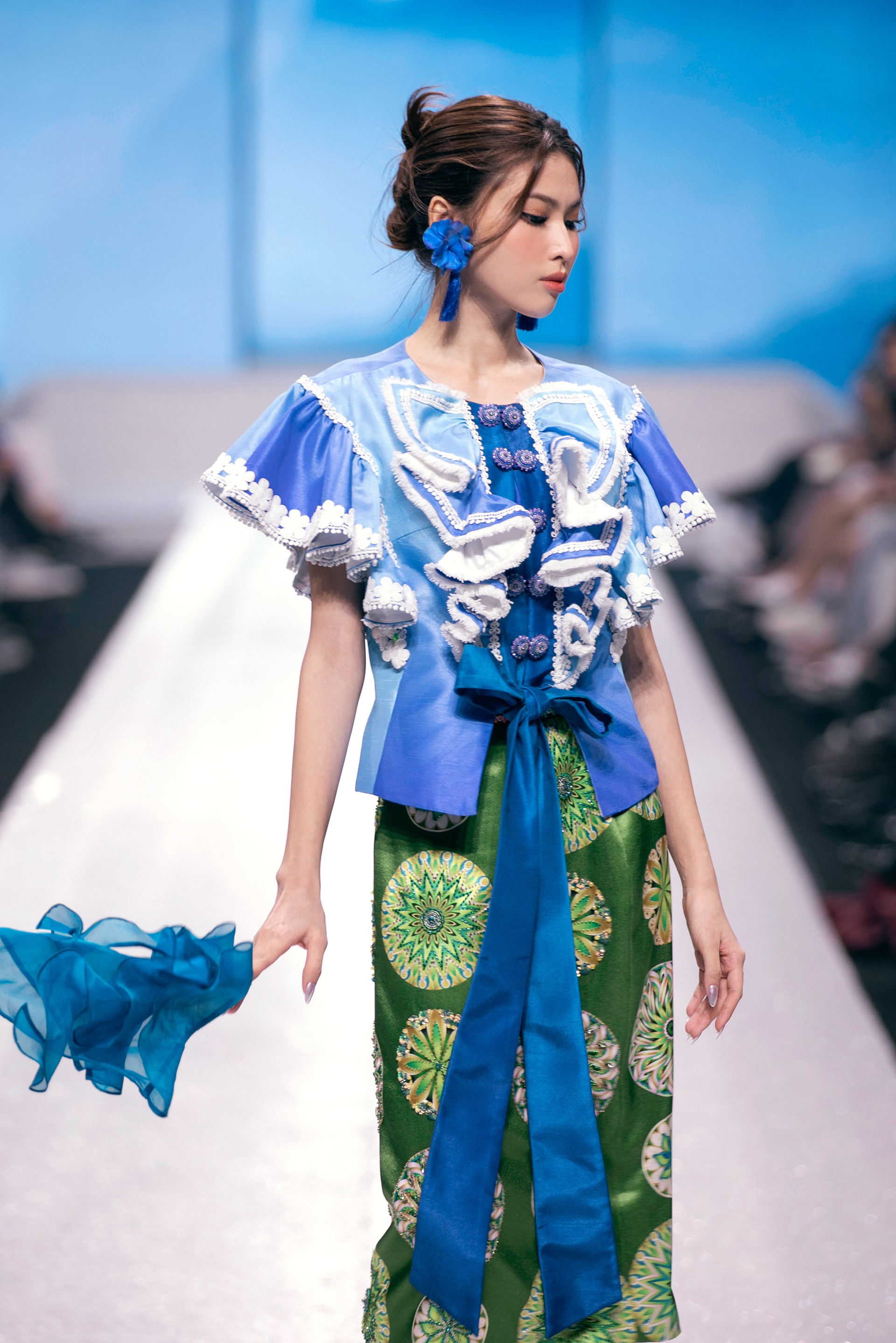 Hoa hậu Bảo Ngọc hóa bông hoa rực rỡ trên sàn catwalk - 12 Hoa hậu Bảo Ngọc hóa bông hoa rực rỡ trên sàn catwalk - 12
