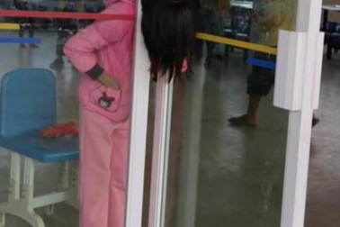 Bé gái Trung Quốc kẹt cứng đầu trong khe hẹp giữa 2 cửa kính