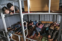 Học sinh trú trong nhà tôn "nóng như lò bánh mì" ở Xín Mần