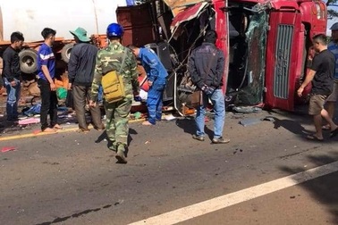 Xe chở trụ điện gió lật nghiêng, tài xế may mắn thoát chết