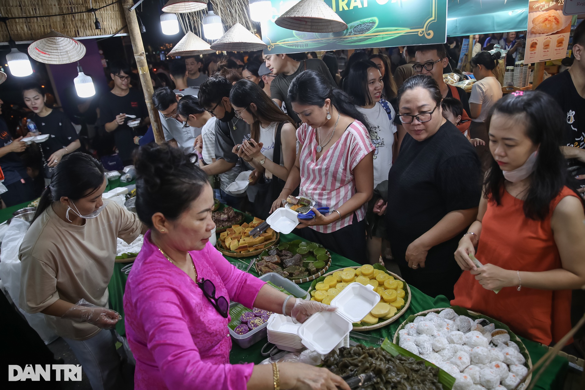 Người dân TPHCM chen chật kín tại không gian ẩm thực Lễ hội Sông nước - 5 Người dân TPHCM chen chật kín tại không gian ẩm thực Lễ hội Sông nước - 5