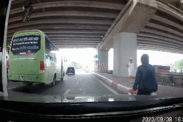 Phẫn nộ xe khách vượt ẩu gây tai nạn rồi vượt đèn đỏ bỏ chạy