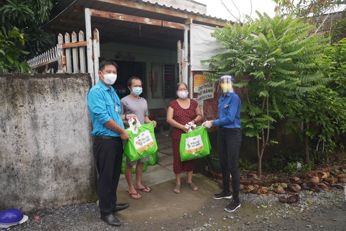 Tỉnh Đoàn Bến Tre trao tặng “Túi an sinh” đến người dân có hoàn cảnh khó khăn - Ảnh 1.
