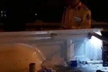 CSGT rọi đèn pin, “vung tay” khi làm việc với người dân