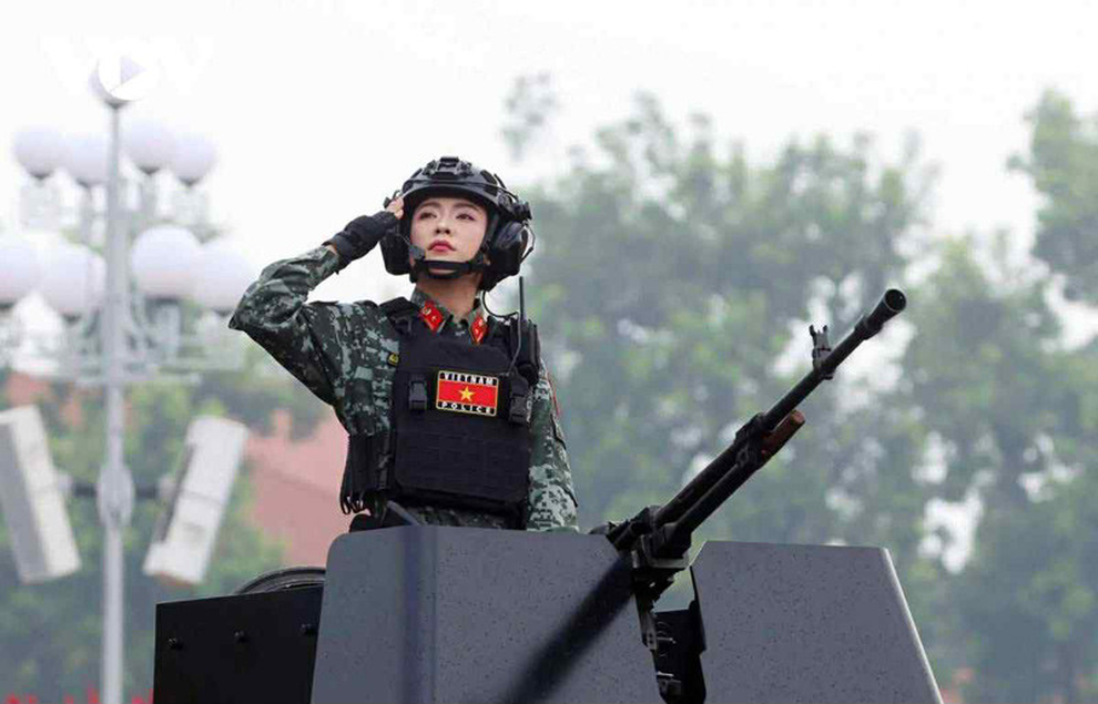 Nữ chiến sĩ xinh đẹp, tự tin đứng trên xe bọc thép trong lễ diễu binh - 1 Nữ chiến sĩ xinh đẹp, tự tin đứng trên xe bọc thép trong lễ diễu binh - 1