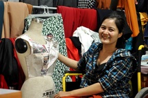 Cô gái ngồi xe lăn và hành trình khởi nghiệp từ cây kim, sợi chỉ