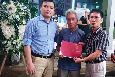 Nữ giám thị bị giết trên taxi: Tấm bằng tốt nghiệp trao tại lễ tang