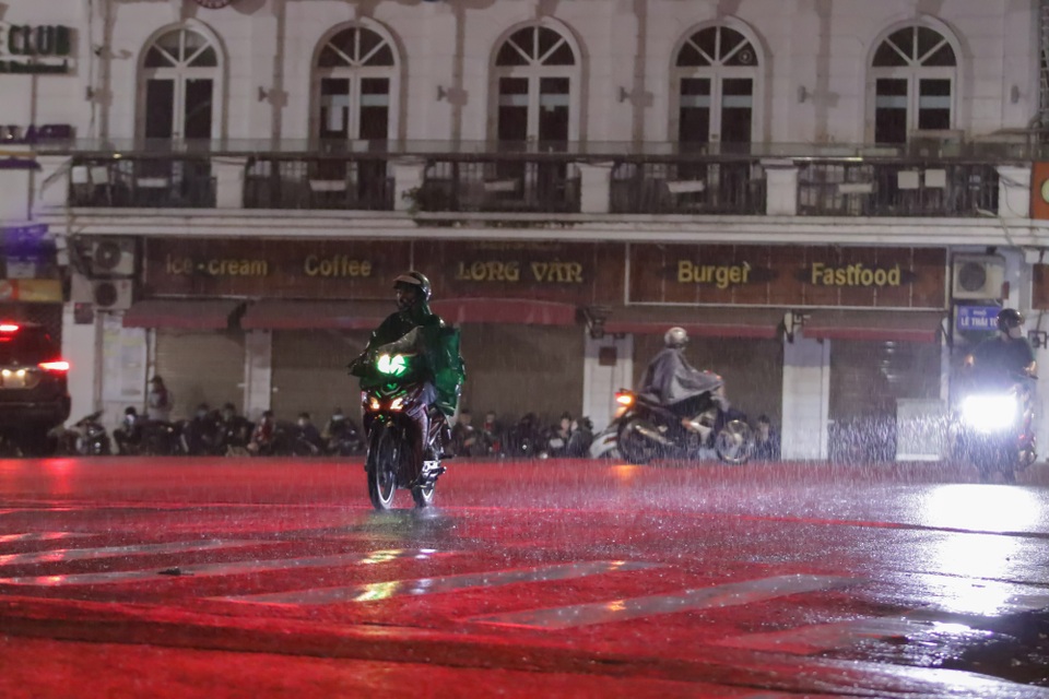 Hà Nội: Đường phố lặng lẽ trong đêm cuối cách ly toàn xã hội - 6 Hà Nội: Đường phố lặng lẽ trong đêm cuối cách ly toàn xã hội - 6