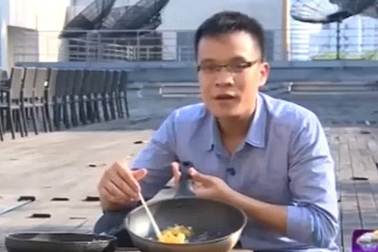 Clip: Rán chín trứng và thịt trong 1 giờ nắng nóng 40 độ ở Hà Nội