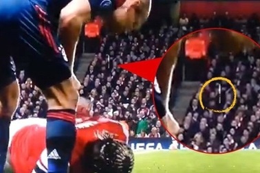 Robben phủ nhận cáo buộc “phun mưa” vào Sagna