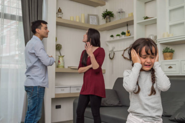 Xin bố mẹ, đừng “vì con” nữa