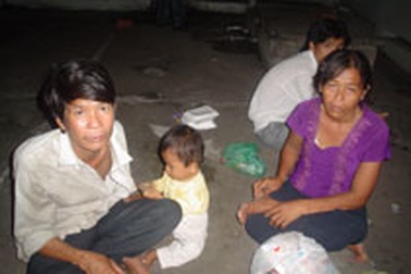 Gia cảnh buồn của cháu bé bị đứt lìa tay trong vụ nổ hố ga